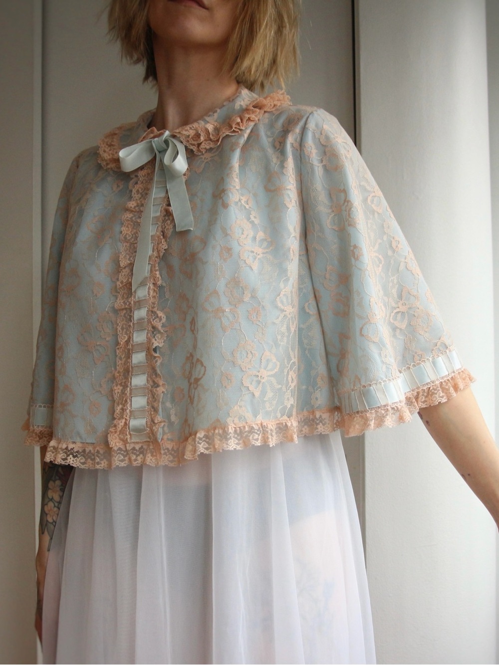1960's Odette Barsa Blue & Blush Lace Bed Jacket - Picture 3 of 9
